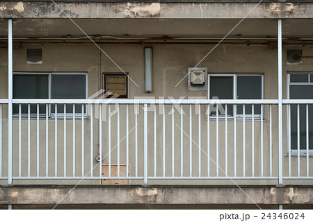 老朽化したマンション 24346024