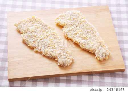 パン粉を付けた豚ロース肉 パン粉を付けた豚ロース肉 24346163