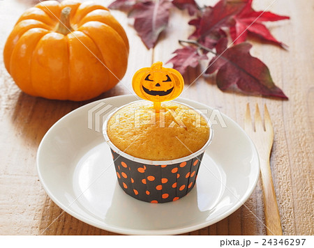ハロウィンのパンプキンマフィン 24346297