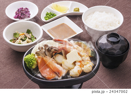 アツアツの海鮮焼き 陶板焼き料理 海鮮料理 イメージ素材 アツアツの海鮮焼き 陶板焼き料理 海鮮料理 イメージ素材 24347002