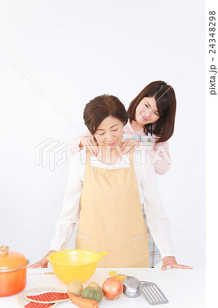 エプロン姿の女性達 24348298