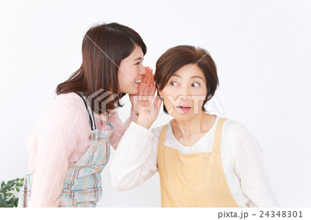 エプロン姿の女性達の内緒話 24348301