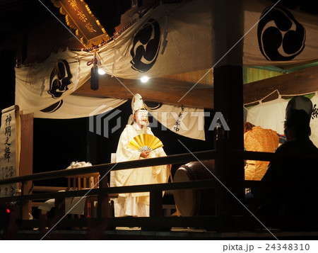 千葉県船橋市の高根神明社の神楽殿で行われる御神楽 千葉県船橋市の高根神明社の神楽殿で行われる御神楽 24348310