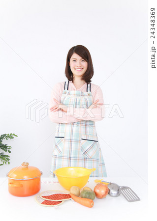 エプロン姿の女性 エプロン姿の女性 24348369
