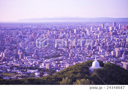 札幌もいわ山 ロープウェイからの景色(仏舎利塔+夕焼け) 札幌もいわ山 ロープウェイからの景色(仏舎利塔+夕焼け) 24348687