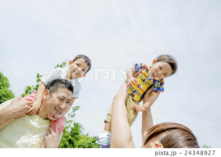 公園で遊ぶ4人家族 24348927