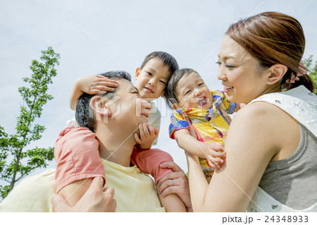 公園で遊ぶ4人家族 24348933