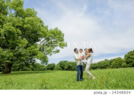公園で遊ぶ4人家族 公園で遊ぶ4人家族 24348934