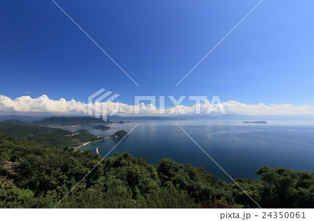 香川県三豊市荘内半島の紫雲出山から見る香川県西部、愛媛県東部、四国山地、そして燧灘に浮かぶ伊吹島 24350061