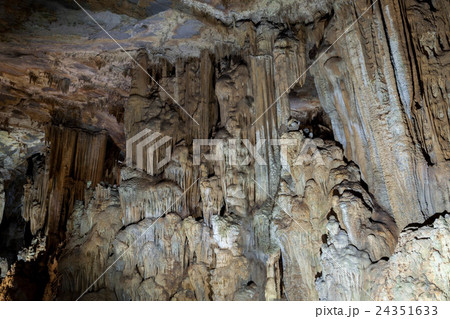 世界遺産に登録されているベトナムのフォンニャ-ケバン国立公園のティエンソン洞窟 24351633