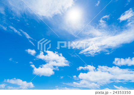 夏の青空と白い雲と太陽 24353350