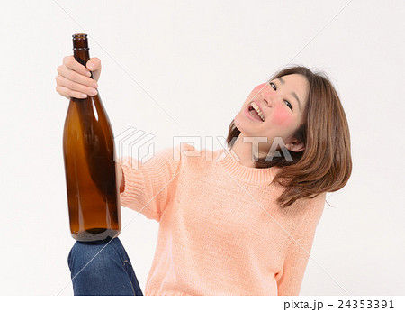一升瓶を抱える泥酔した若い女性 一升瓶を抱える泥酔した若い女性 24353391
