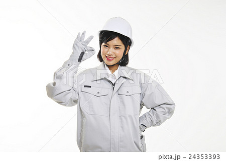 作業服姿のOKサインをする女性 作業服姿のOKサインをする女性 24353393
