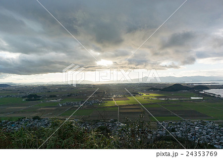 八幡山城から見た琵琶湖（滋賀県近江八幡市） 24353769
