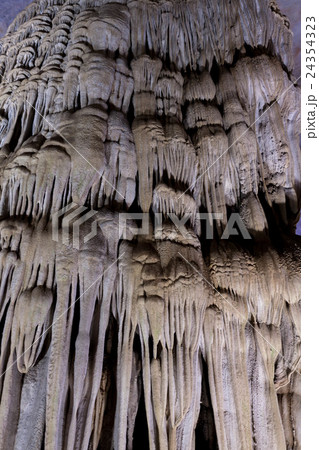 ベトナムの「天国の洞窟」と呼ばれる鍾乳洞 24354323