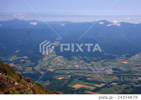 夏の羊蹄山から見る京極町市街地と周辺の山並み 24354679