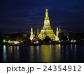 暁の寺院の夜景 24354912