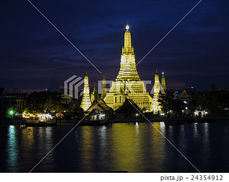 暁の寺院の夜景 24354912