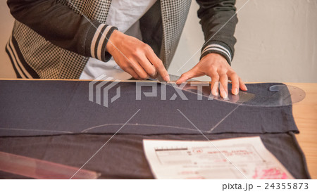 洋裁をする女性の手 洋裁をする女性の手 24355873