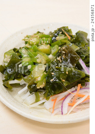 おいしいオクラと大根とワカメのネバネバサラダ 24356871