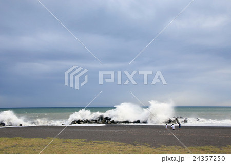 台風の高波と親子 台風の高波と親子 24357250