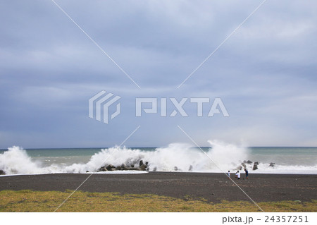 高波を眺める親子 高波を眺める親子 24357251