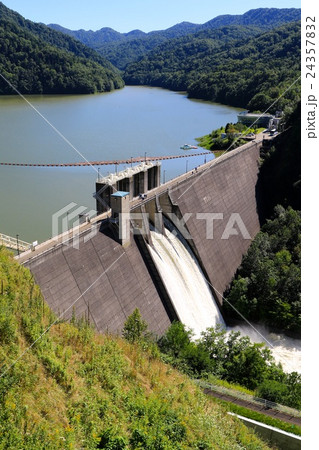 台風一過の金山ダム、ただいま放流中。 24357832