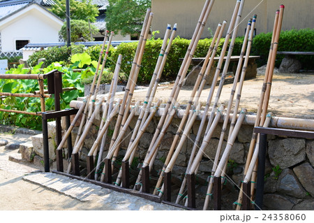 立て掛けられた竹馬たち 24358060