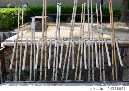 整列した竹馬 24358061