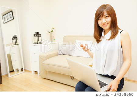 パソコン・スマートフォン・タブレットを同時に使う若い日本人の女性 24358960