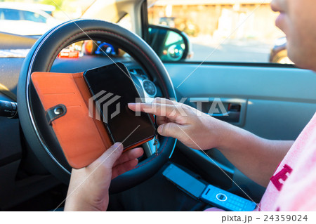 車内でのスマホ操作_濃い 24359024