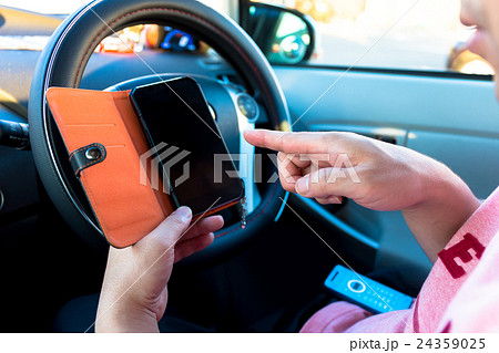 車内でのスマホ操作_濃い 24359025