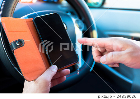 車内でのスマホ操作_濃い 24359026