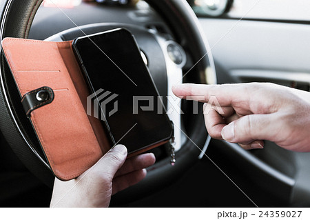 車内でのスマホ操作_薄い 24359027