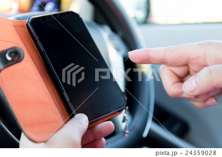 車内でのスマホ操作 24359028