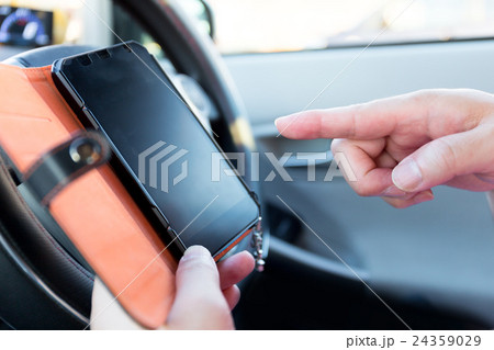 車内でのスマホ操作 24359029
