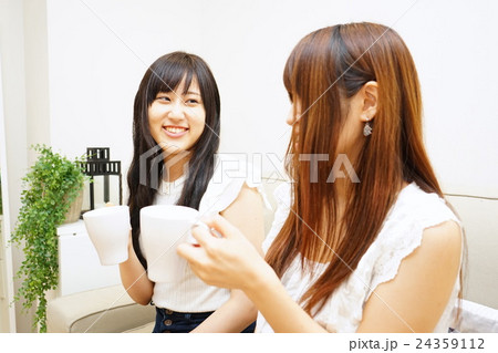 家でホームパーティーをする日本人の若い女性 宅飲み 女子会 家でホームパーティーをする日本人の若い女性 宅飲み 女子会 24359112