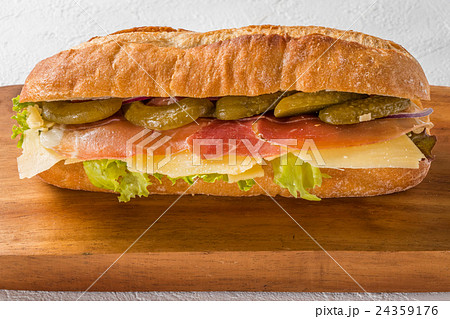 生ハムのサンドウィッチ　Sandwich of the typical raw ham 24359176