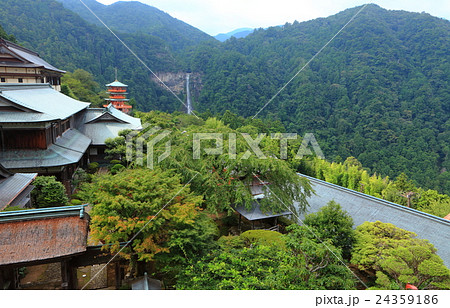 青岸渡寺三重塔と那智大滝 青岸渡寺三重塔と那智大滝 24359186