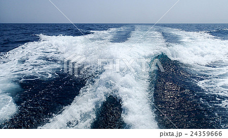 船の引き波の写真素材