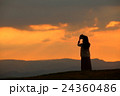 夕焼けを撮る人 24360486