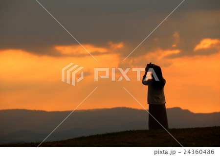 夕焼けを撮る人 24360486