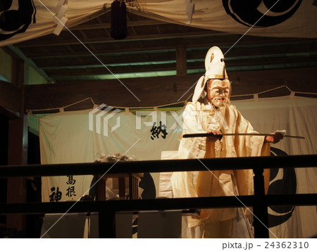 千葉県船橋市の高根神明社の神楽殿で行われる御神楽 24362310