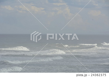 台風、高波、荒れた海のイメージ 台風、高波、荒れた海のイメージ 24362375