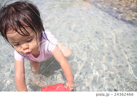 ジョーロで水遊びする幼児(1歳児) 24362466