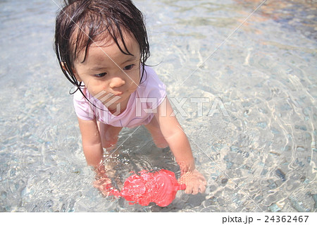 ジョーロで水遊びする幼児(1歳児) 24362467