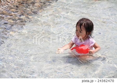 ジョーロで水遊びする幼児(1歳児) 24362470