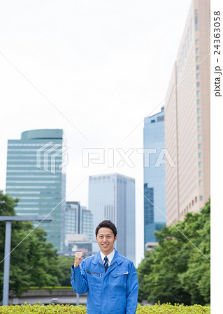 作業服の男性ポートレート 作業服の男性ポートレート 24363058