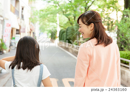お出かけする母娘 24363160