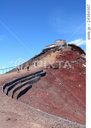 日本最高峰富士山剣ヶ峰へ馬の背を登るの写真素材